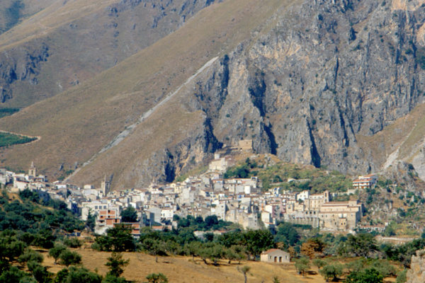 Il paese ai piedi della montagna